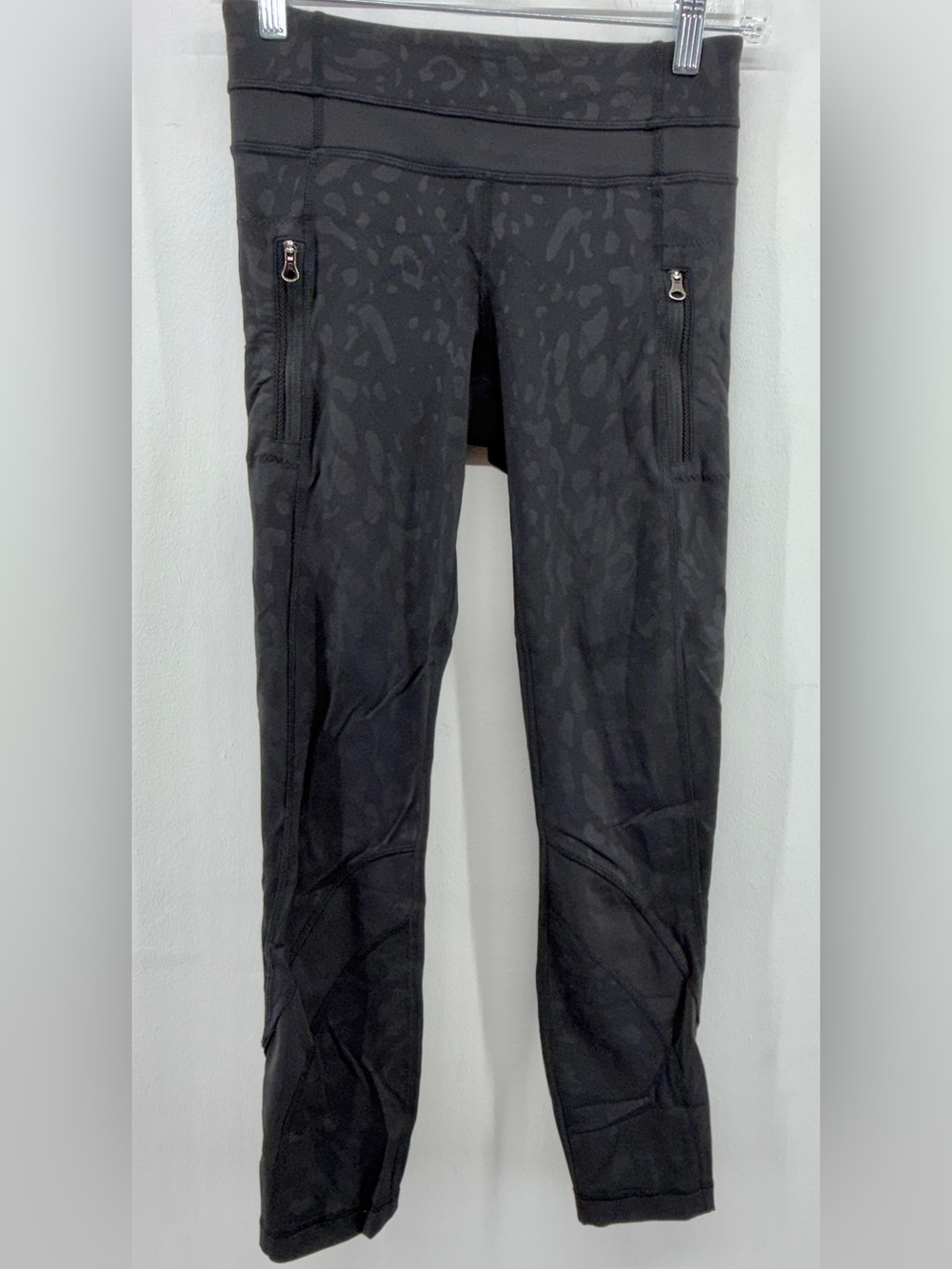lululemon Athletica Women's Black Leopard zipper pocket Leggings size 4